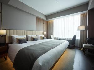 東京的住宿－Mitsui Garden Hotel Roppongi Tokyo Premier，一张大白色的床,位于酒店客房内