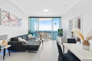 黃金海岸的住宿－2 Bedroom Beach View Apartment in Surfers Paradise! Free Parking & Wifi，客厅配有沙发和桌子