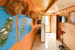 un corridoio con una parete con una mappa del mondo di ichehan lodge a Basco