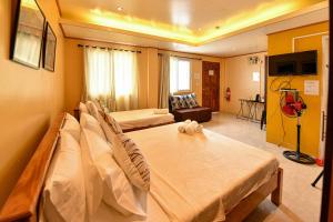 Habitación hospitalaria con 2 camas y sofá en ichehan lodge, en Basco