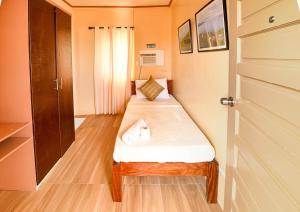Kleines Zimmer mit 2 Betten und einer Tür in der Unterkunft ichehan lodge in Basco