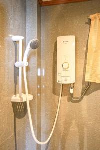 La salle de bains est pourvue d'une douche et d'un sèche-cheveux. dans l'établissement ichehan lodge, à Basco
