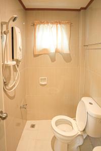 uma casa de banho com um WC e um chuveiro em ichehan lodge em Basco