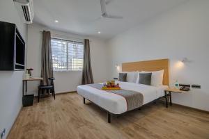 Кровать или кровати в номере Super Townhouse Global Village Tech Park Near Kengeri Bus Terminal Metro Station