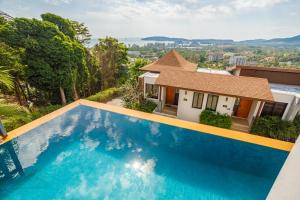 - une vue sur la piscine en face d'une maison dans l'établissement Andakiri Private Pool Villa Sea View, à Ao Nang Beach