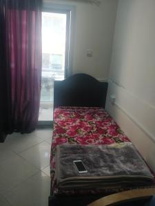 Bed Space في دبي: غرفة نوم مع سرير مع لاب توب عليه