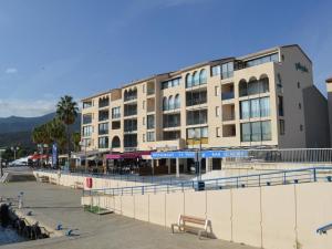 een groot gebouw naast een waterlichaam bij Appartement Argelès-sur-Mer, 1 pièce, 4 personnes - FR-1-225-422 in Argelès-sur-Mer