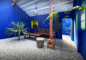 een blauwe kamer met een bank en een aantal planten bij No 79 in Tainan in Tainan