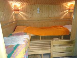 um quarto com duas camas numa sauna em Ferienwohnung Mänimatte em Frutigen