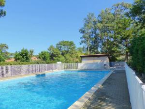 une piscine avec une clôture blanche dans l'établissement Villa Capbreton, 3 pièces, 4 personnes - FR-1-413-174, à Capbreton