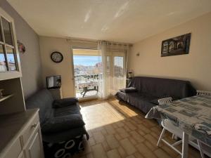 Posedenie v ubytovaní Studio cabine avec piscine, parking, climatisation et animaux admis - FR-1-702-33