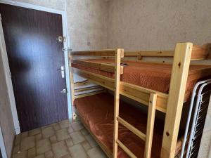 Posteľ alebo postele v izbe v ubytovaní Studio cabine avec piscine, parking, climatisation et animaux admis - FR-1-702-33