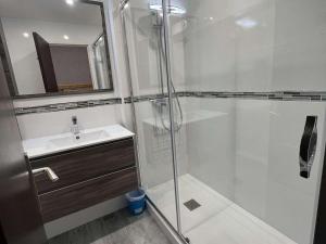 Kúpeľňa v ubytovaní Studio cabine avec piscine, parking, climatisation et animaux admis - FR-1-702-33