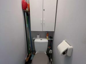 Kúpeľňa v ubytovaní Studio cabine avec piscine, parking, climatisation et animaux admis - FR-1-702-33
