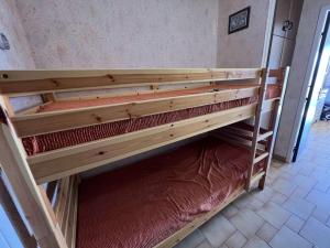 Posteľ alebo postele v izbe v ubytovaní Studio cabine avec piscine, parking, climatisation et animaux admis - FR-1-702-33