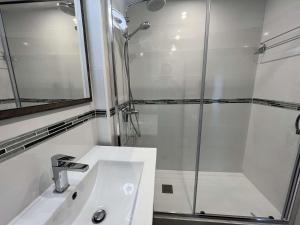 Kúpeľňa v ubytovaní Studio cabine avec piscine, parking, climatisation et animaux admis - FR-1-702-33 + 7 fotografií