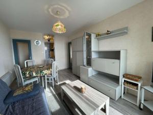 Posteľ alebo postele v izbe v ubytovaní Appartement 2 pièces avec loggia, à 200m de la mer, 4 couchages, avec TV et lave-linge séchant - FR-1-224C-213