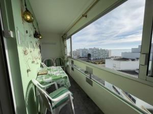 Balkón alebo terasa v ubytovaní Appartement 2 pièces avec loggia, à 200m de la mer, 4 couchages, avec TV et lave-linge séchant - FR-1-224C-213