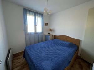 Posteľ alebo postele v izbe v ubytovaní T2 Cabine avec Parking et Ascenseur à 100m de la Plage - Animaux Acceptés, 34300 Cap d'Agde - FR-1-702-40