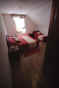 سرير أو أسرّة في غرفة في Merkež Guest House