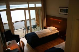 Llit o llits en una habitació de Jegtvolden Fjordhotell