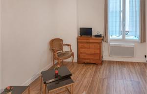 un soggiorno con sedia, scrivania e TV di Amazing Apartment In Mareil-marly With Kitchen a Mareil-Marly