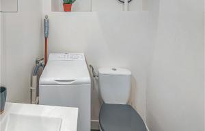 La salle de bains blanche est pourvue de toilettes et d'un lavabo. dans l'établissement Amazing Apartment In Mareil-marly With Kitchen, à Mareil-Marly