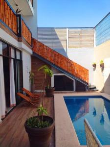una casa con piscina y un patio con plantas en TORRE - Especial para grupos grandes., en Mazatlán
