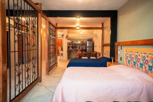 Un dormitorio con una cama grande y una cocina. en TORRE - Especial para grupos grandes., en Mazatlán