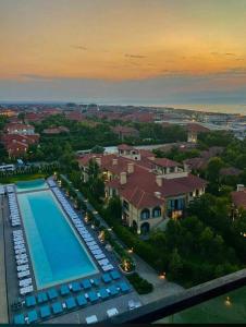 比爾加的住宿－Baku, SEA BREEZE on the shores of the Caspian Sea，享有带游泳池的度假村的空中景致
