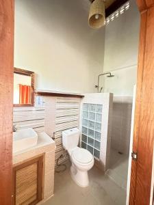 y baño con aseo y lavamanos. en Casa Osmena, Culion en Culion Reservation