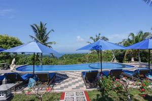 Penida Sunset Ocean View Bungalows内部或周边的泳池