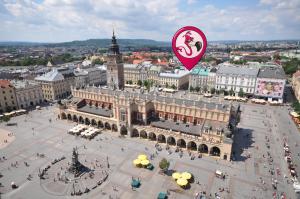 un ballon rouge dans l'air au-dessus d'une ville dans l'établissement Flamingo Premium Hostel, à Cracovie