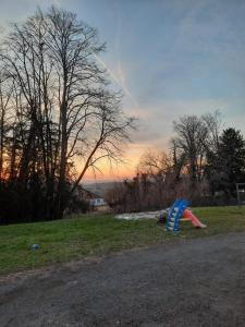 einen Spielplatz mit Rutsche auf dem Feld in der Unterkunft Château Japy F3 7 ieme art 