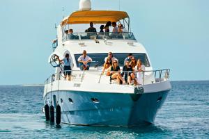 een groep mensen op een boot in het water bij voco Monaco Dubai, an IHG Hotel, Adults Only, World Islands in Dubai