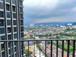 Blick auf die Stadt vom Balkon eines Gebäudes in der Unterkunft ekocheras duplex suites with balcony, drinking water, Karaoke K in Kuala Lumpur