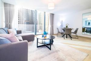 ein Wohnzimmer mit einem Sofa und einem Tisch in der Unterkunft LUX Contemporary Suite with Full Marina View 6 in Dubai
