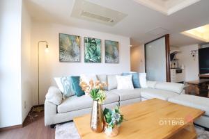 sala de estar con sofá y mesa en NK BLD6F Sapporo 3LDK 3BR 1 floor 1 room en Sapporo