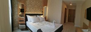 Postel nebo postele na pokoji v ubytování Isnova Hotel Airport