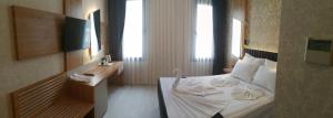 Postel nebo postele na pokoji v ubytování Isnova Hotel Airport