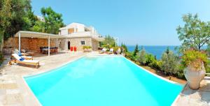 Bazén v ubytovaní Corfu Luxury Villas alebo v jeho blízkosti