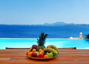Bazén v ubytování Corfu Luxury Villas nebo v jeho okolí