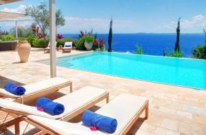 Bazén v ubytovaní Corfu Luxury Villas alebo v jeho blízkosti