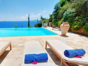 Bazén v ubytovaní Corfu Luxury Villas alebo v jeho blízkosti