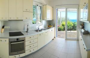 Kuchyňa alebo kuchynka v ubytovaní Corfu Luxury Villas