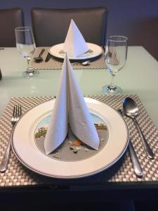 uma mesa com um prato com um barco de papel sobre ele em Gemütliche Ferienwohnung im Disentiserhof mit Traumblick übers Rheintal em Disentis