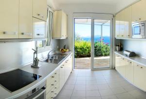 Kuchyňa alebo kuchynka v ubytovaní Corfu Luxury Villas