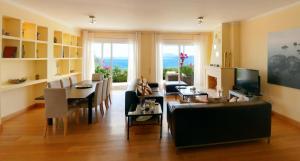 Televízia a/alebo spoločenská miestnosť v ubytovaní Corfu Luxury Villas