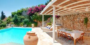 Bazén v ubytovaní Corfu Luxury Villas alebo v jeho blízkosti