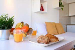 una mesa con un plato de pan y zumo de naranja en Sea & Mountain, front line, 1 min to beach by 10ToSea en Fuengirola